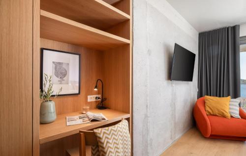 a room with a desk and a red chair at Gorgeous Home In Vis With Sauna in Vis