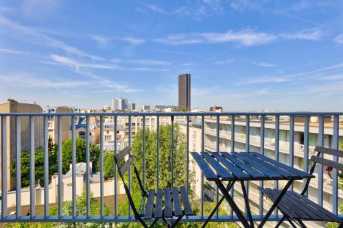 un banc bleu assis au-dessus d'un balcon dans l'établissement GuestReady - Charmant Séjour avec Vue Panoramique, à Paris