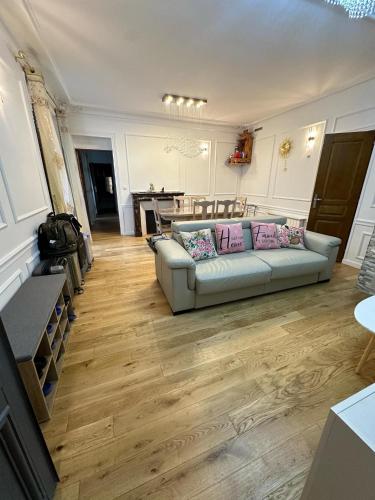 - un salon avec un canapé et du parquet dans l'établissement Luxury apartement, près de Musée Louvre, à Paris