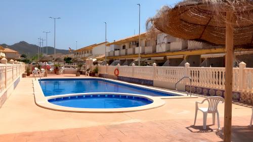 una piscina al centro di un edificio di Dúplex Completo La Manga dos playas a La Manga del Mar Menor
