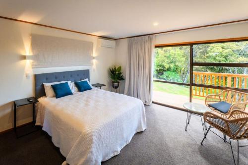 una camera d'albergo con un letto e una grande finestra di Chapman House Auckland ad Auckland