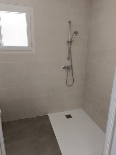 une salle de bain avec douche et toilettes dans l'établissement Maison près des plages Cap de l'Homy et Contis 2 vélos disponibles, à Lit-et-Mixe