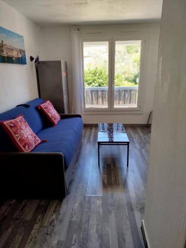 un salon avec un canapé et une table en verre dans l'établissement Île du Frioul, à Marseille