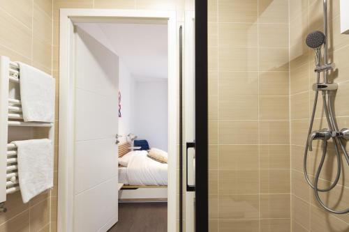 - une salle de bains pourvue d'une douche à l'italienne à côté d'une chambre dans l'établissement T2 - Balcon -15 min centre ville et Allemagne, à Strasbourg