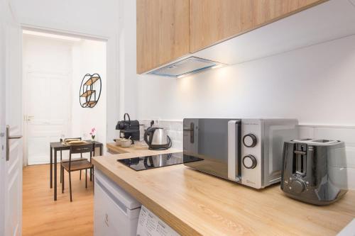 une cuisine avec un comptoir avec un micro-ondes dans l'établissement Limitrophe Monaco - Hypercentre - Joli appartement - CD, à Beausoleil