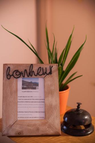 a sign that says banquet sitting on a table with a plant at Le Bonheur dans le Pré in Lucinges
