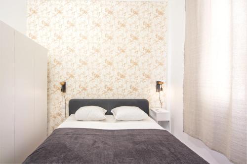 une chambre avec un lit avec deux oreillers dessus dans l'établissement Limitrophe Monaco - Hypercentre - Joli appartement - CD, à Beausoleil