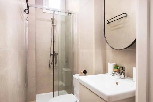 une salle de bain avec toilettes, lavabo et douche dans l'établissement Limitrophe Monaco - Hypercentre - Joli appartement - CD, à Beausoleil
