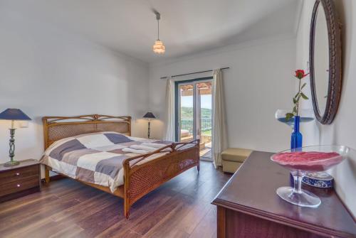 een slaapkamer met een bed en een tafel bij Casa Alto de Santo Antonio in São Brás de Alportel