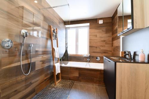 Ένα μπάνιο στο Appartement L'Oriel avec Parking