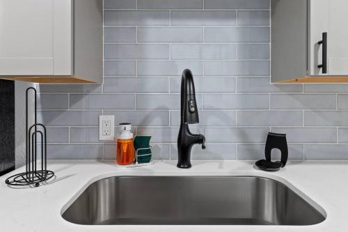 Un fregadero de cocina con un grifo sobre una encimera en Stylish 1br Near Downtown Pet-friendly, en Orlando