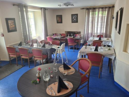 une salle à manger avec des tables et des chaises avec des chapeaux. dans l'établissement Hotel Saint julien aux bois, à Saint-Julien-aux-Bois