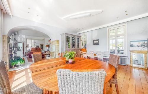 une salle à manger avec une table et des chaises en bois dans l'établissement Nice Home In Groffliers With Wifi, à Groffliers