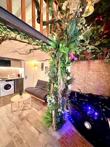 - un salon avec une voiture garée à côté d'un mur dans l'établissement Jungle Love Room avec Jaccuzi au coeur de Nice, à Nice