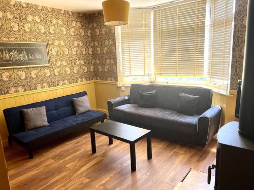 Χώρος καθιστικού στο Inviting 4-Bed House near Heathrow w Fireplace