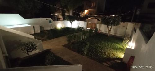 Κήπος έξω από το Kyklades Sensation Apartments ATH Airport