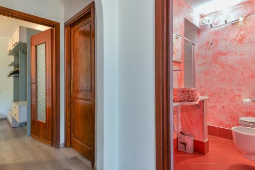 un baño con inodoro y lavabo en Villa Mirella Bilocale, en Capoliveri