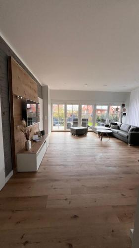 a large living room with a couch and a table at Winkelschiffchen II mit Sauna in Juist