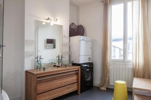 La salle de bains est pourvue de 2 lavabos et d'un lave-linge/sèche-linge. dans l'établissement Appartment 80m2 in Saint Michel for 6 persons, à Bordeaux