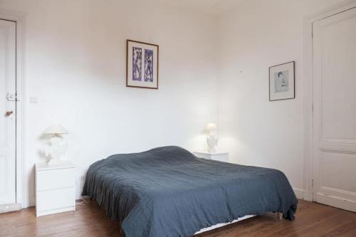 une chambre blanche avec un lit et deux tables de nuit dans l'établissement Appartment 80m2 in Saint Michel for 6 persons, à Bordeaux