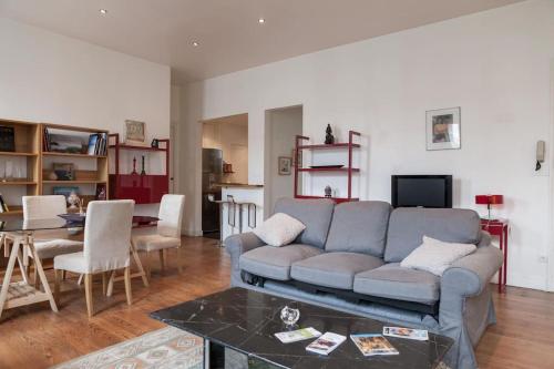 un salon avec un canapé et une table dans l'établissement Appartment 80m2 in Saint Michel for 6 persons, à Bordeaux