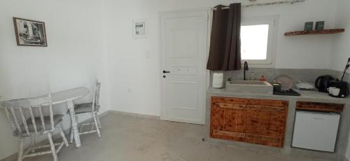 Η κουζίνα ή μικρή κουζίνα στο Kyklades Sensation Apartments ATH Airport