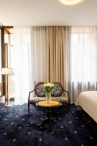 Ein Bett oder Betten in einem Zimmer der Unterkunft Hotel Europe