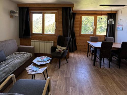un salon avec un canapé, une table et des chaises dans l'établissement Appartement rénové 2 pièces · Ski aux pieds · Belle Plagne Haut · Piscine & Spa - FR-1-181-2824, à La Plagne Tarentaise
