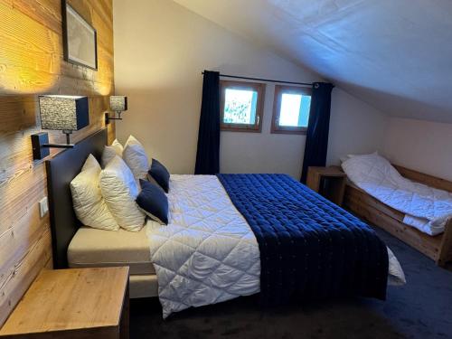 une chambre avec un lit, un canapé et une fenêtre dans l'établissement Appartement rénové 2 pièces · Ski aux pieds · Belle Plagne Haut · Piscine & Spa - FR-1-181-2824, à La Plagne Tarentaise