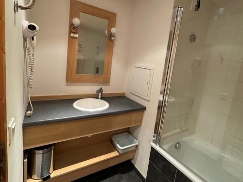 une salle de bain avec un lavabo et une douche dans l'établissement Appartement rénové 2 pièces · Ski aux pieds · Belle Plagne Haut · Piscine & Spa - FR-1-181-2824, à La Plagne Tarentaise