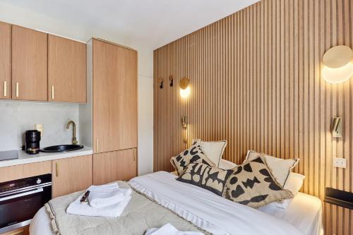 Cette petite chambre comprend un lit et une cuisine. dans l'établissement Superbe Studio Tour Eiffel Trocadero by Studioprestige, à Paris