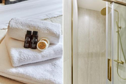 La salle de bains est pourvue de serviettes blanches et d'une douche en verre. dans l'établissement Superbe Studio Tour Eiffel Trocadero by Studioprestige, à Paris