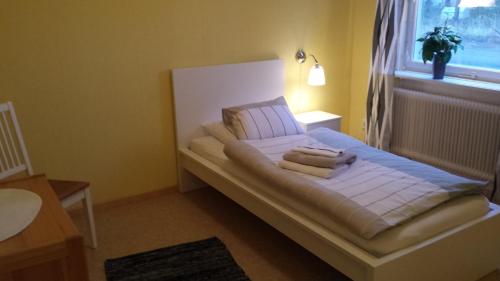 een bed met handdoeken in een kamer met een raam bij Villa Tall in Vidsel