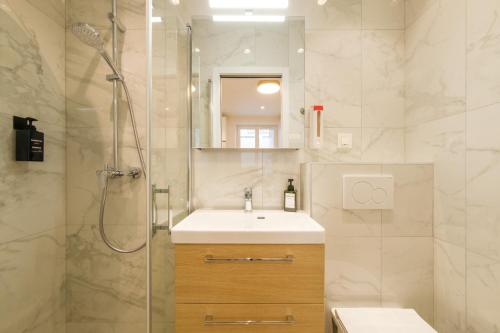 une salle de bain avec un lavabo et une douche dans l'établissement Cosy apartment 3P - Place de l'Etoile, à Paris