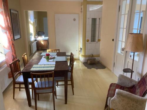 Un comedor con mesa y sillas en Eha apartment, en Tartu
