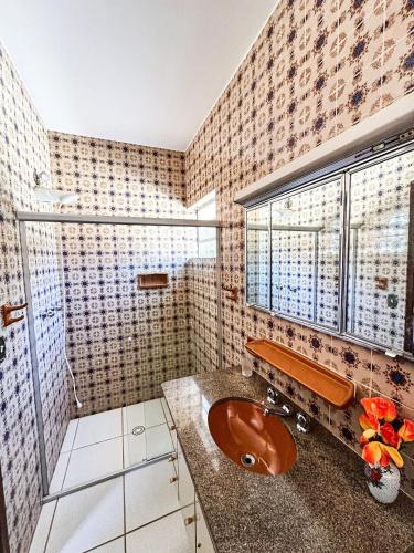 ジャリヌにあるFazenda 45min de SP - Muito lazer!の洗面台と窓のあるバスルーム