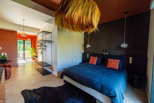 a bedroom with a bed with a large blue comforter and a large yellow at L’Impasse in Nampty