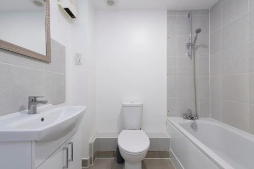 Vannituba majutusasutuses Lovely 1 Bed Condo near Lake