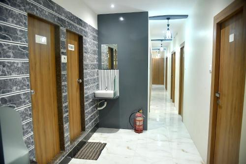 Bilik mandi di Vogue Cabin Stay Near NESCO Bombay Exhibition Centre