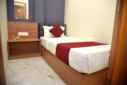 Katil atau katil-katil dalam bilik di Vogue Cabin Stay Near NESCO Bombay Exhibition Centre