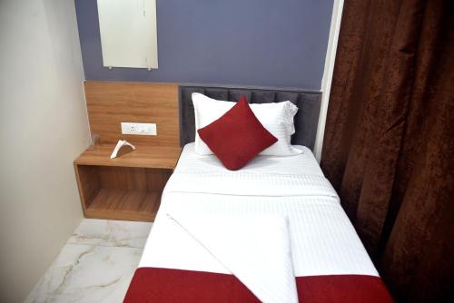 Katil atau katil-katil dalam bilik di Vogue Cabin Stay Near NESCO Bombay Exhibition Centre