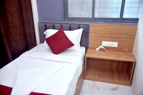Katil atau katil-katil dalam bilik di Vogue Cabin Stay Near NESCO Bombay Exhibition Centre