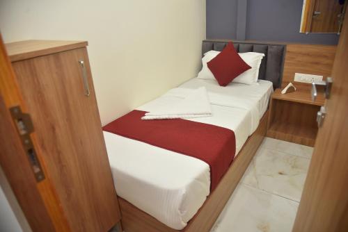 Katil atau katil-katil dalam bilik di Vogue Cabin Stay Near NESCO Bombay Exhibition Centre