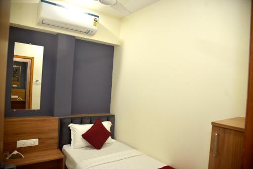Katil atau katil-katil dalam bilik di Vogue Cabin Stay Near NESCO Bombay Exhibition Centre