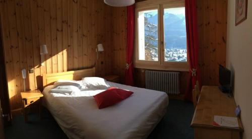 Un pat sau paturi într-o cameră la Edelweiss