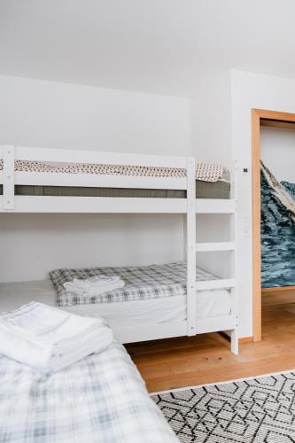 a white bunk bed in a room at Am Heimberg Skilift - Mullers x Kandahar Suite in Parpan