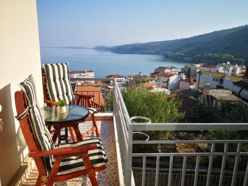 Sea View Apartment with 3 Bedrooms in Amfilochia
