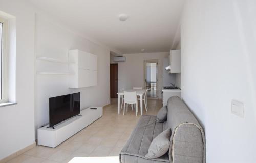 Μια τηλεόραση ή/και κέντρο ψυχαγωγίας στο Gorgeous Apartment In Isca Marina