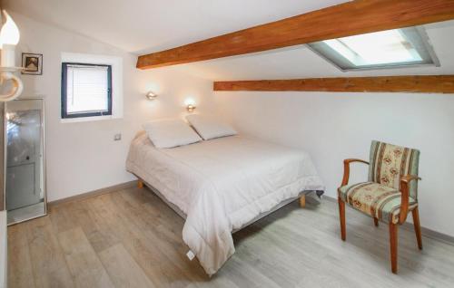 Ένα ή περισσότερα κρεβάτια σε δωμάτιο στο Nice Home In Saint-Pierre-De-Colomb