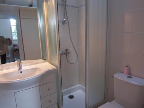 une salle de bain avec une douche, un lavabo et des toilettes dans l'établissement Charmant Studio à Arcachon, Balcon Exposé Sud, Proche Plage et Commerces - FR-1-374-11, à Arcachon